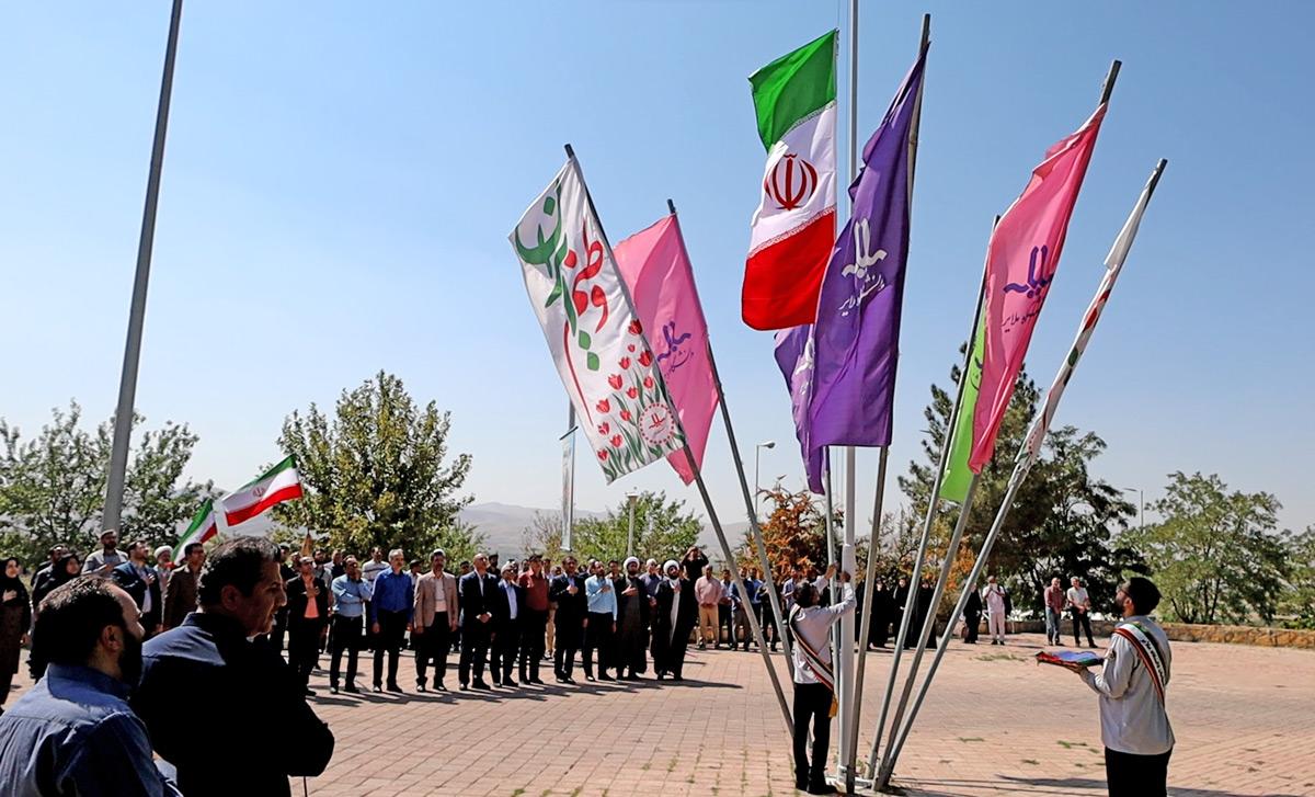 آیین اهتزاز پرچم جمهوری اسلامی ایران در دانشگاه ملایر برگزار شد